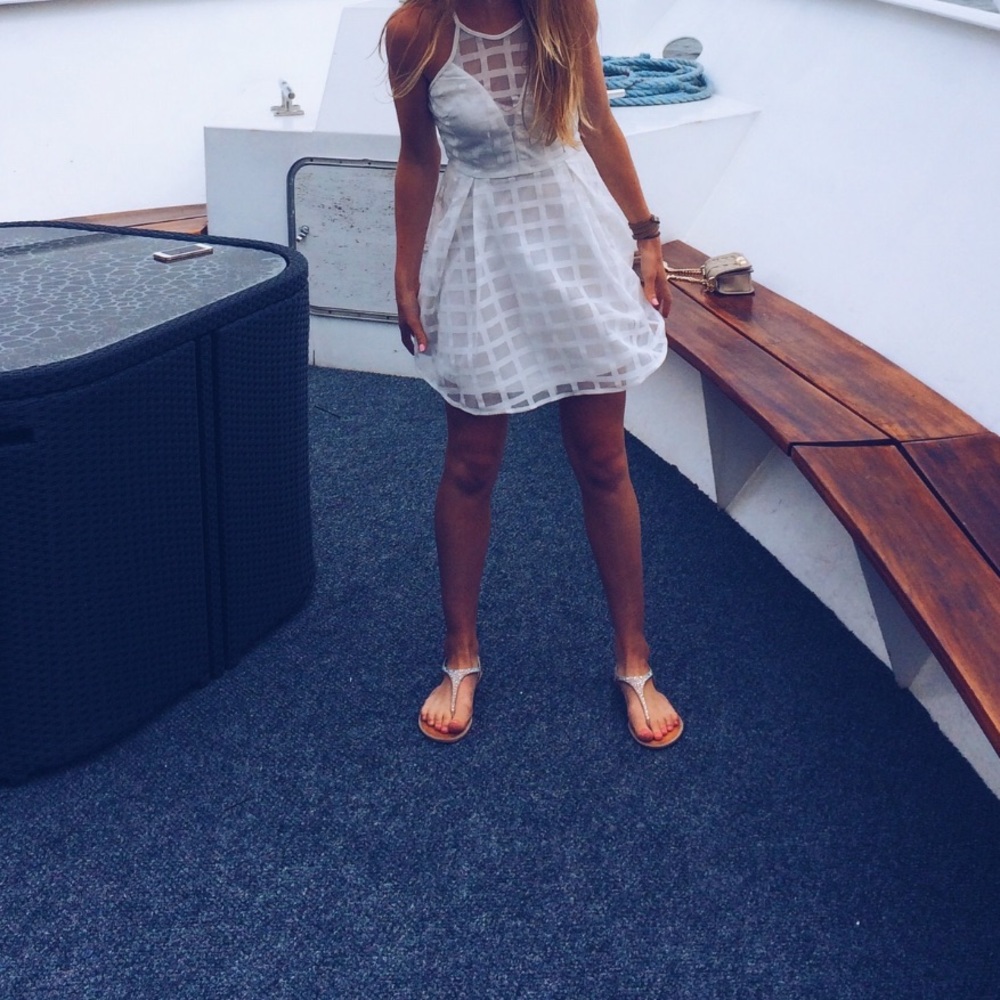WHITE DRESS GORGEOUS